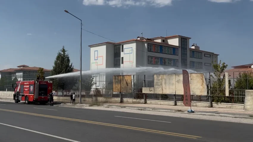 Malatya’da Okul Bahçesinde Yangın Paniği! Alevler Binaya Sıçramadan Söndürüldü