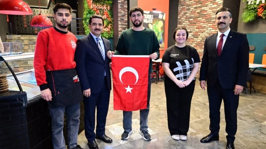 Başkan Taşkın, “Cumhuriyet, Ortak Geleceğimizin Güvencesidir” Dedi Ve Halka Bayrak Dağıttı