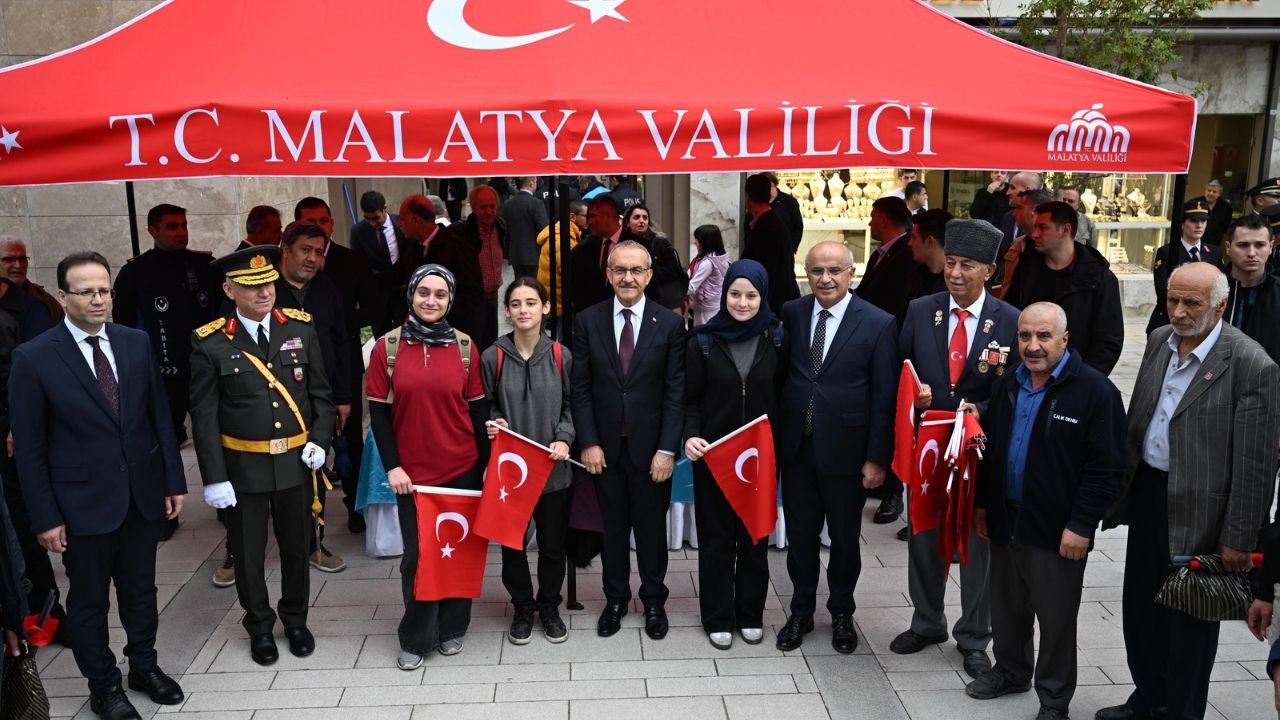 malatyada halka ay yildizli bayrak dagitildi