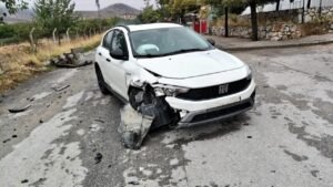 yol ortasinda unutulan paletler araci pert etti