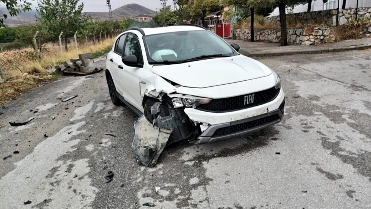 yol ortasinda unutulan paletler araci pert etti
